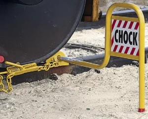 "C-2" Double Chock w/Tightener, Padlock and Flag